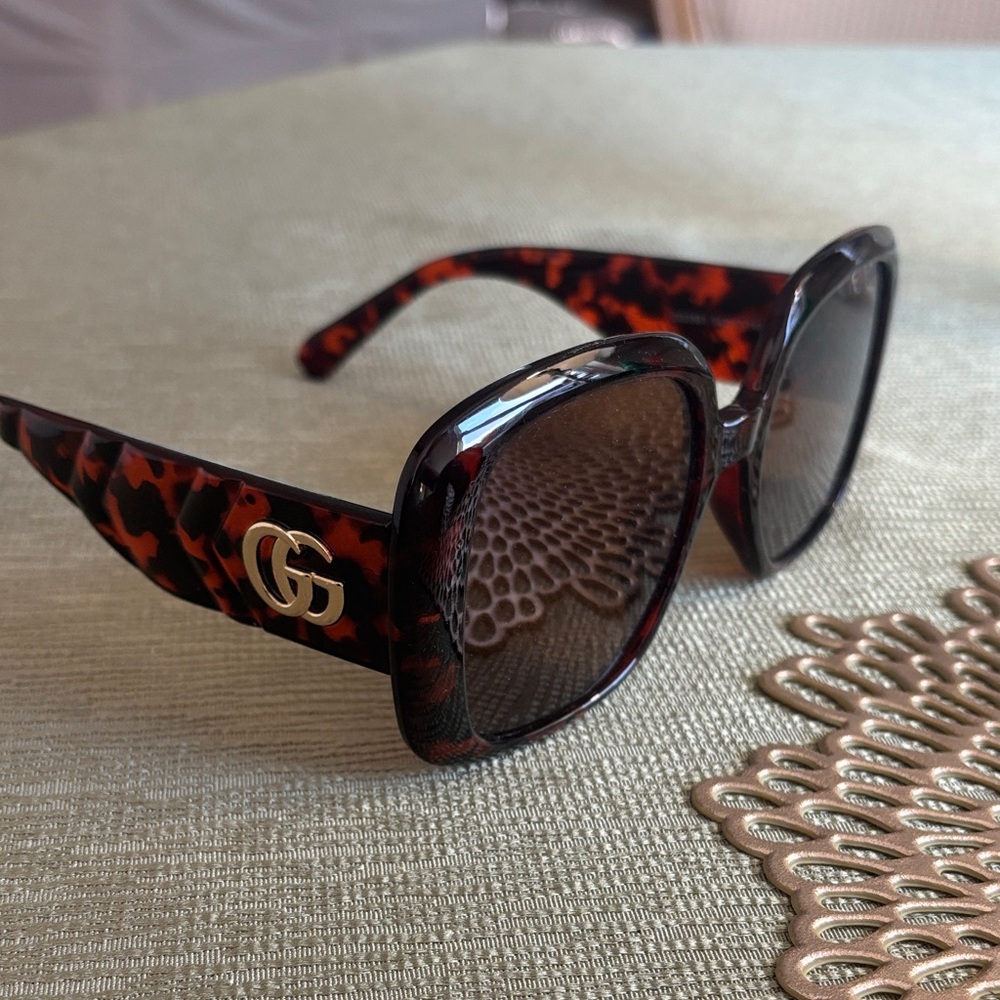Gucci oversized woman’s sunglasses GG light and dark brown